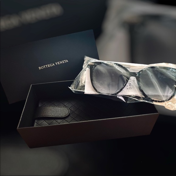 🔥NEW!! BOTTEGA VENETA 53mm Core Oversized Cat Eye Sunglasses BEAUTIFUL! 45% off - Picture 2 of 8